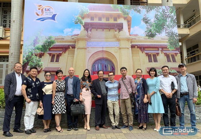 Thầy giáo Trần Quang (người đứng giữa) và các cựu sinh viên báo chí Khóa 37 trong lễ kỉ niệm 30 năm ngày thành lập Viện Đào tạo Báo chí và Truyền thông, Trường Đại học Khoa học Xã hội và Nhân văn (Đại học Quốc gia Hà Nội)