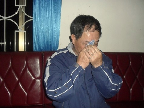 Bố của T. đã khóc khi gặp bác sỹ Nguyễn Mạnh Quân và một lần nữa lại khóc khi hạnh phúc mỉm cười với gia đình ông. Ảnh: Ngọc Khánh
