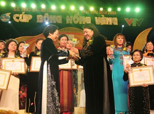 Phó Chủ tịch nước Nguyễn Thị Doan trao cúp Bông hồng vàng cho doanh nhân Phan Thị Phương Thảo