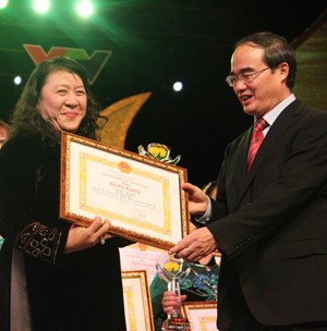 Phó Thủ tướng Nguyễn Thiện Nhân tặng bằng khen cho doanh nhân Phan Thị Phương Thảo