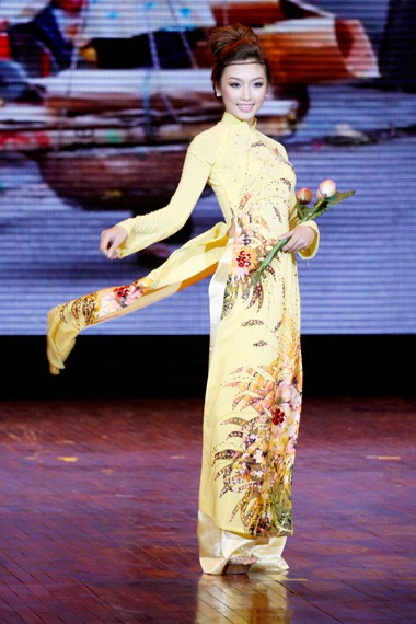 Tại cuộc thi Hoa khôi sinh viên Hà Nội 2011, Trần Thị Nga - Nữ sinh ĐH Sân khấu Điện ảnh giành ngôi vị Á khôi 2 và Miss tài năng
