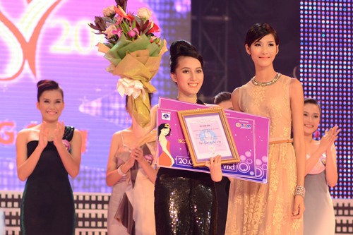 Giải nhất Nextop Model Hoàng Thùy trao danh hiệu Á khôi 2 cho Thanh Thúy