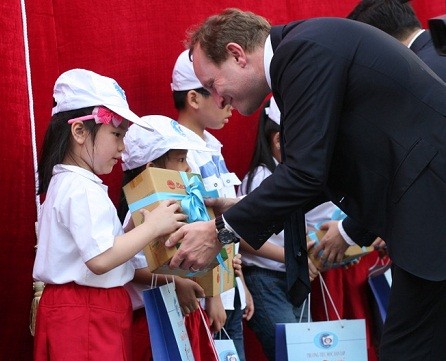 Ông Martin Lidegaard – Bộ trưởng Bộ Khí hậu, Năng lượng và Xây dựng Đan Mạch tặng quà cho các học sinh Trường Tiểu học Đoàn Thị Điểm.