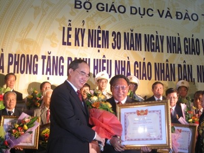 Phó Thủ tướng Nguyễn Thiện Nhân tặng hoa cho các nhà giáo được phong tặng danh hiệu Nhà giáo Nhân dân năm 2012.