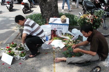 Việc làm không ổn định, không ít cử nhân phải “bơi” đủ nghề để sống. Trong ảnh: Cử nhân tại TPHCM đi bán hoa dịp lễ 20/10.