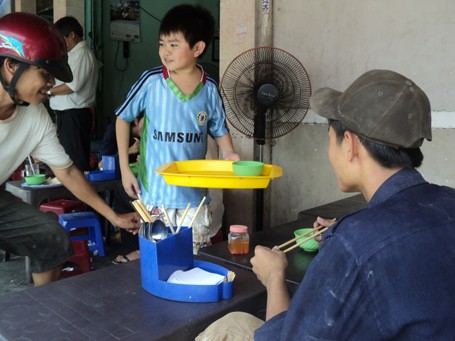 Thiện Huy làm thêm tại quán cơm gần trường để kiếm tiền trang trải cuộc sống.