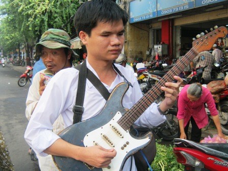 Lê Minh Tâm đi bán vé số cùng anh trai.