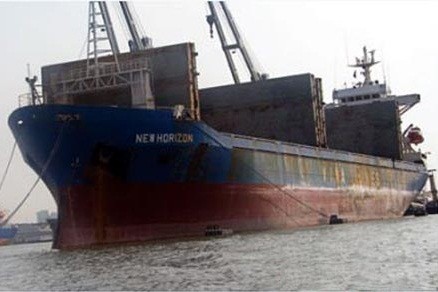 Tàu New Horizon đang neo tại cảng Karachi, Pakistan.
