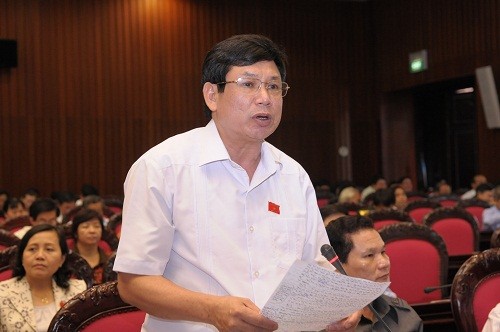 ĐBQH Lê Nam đề nghị Chính phủ quan tâm nhiều hơn nữa tới đời sống của ngư dân đang ngày đêm bám biển.