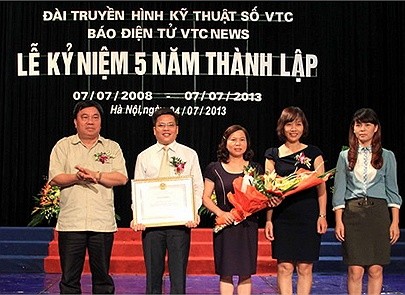 Ban lãnh đạo Báo điện tử vtc news nhận bằng khen của lãnh đạo bộ Thông tin và Truyền thông