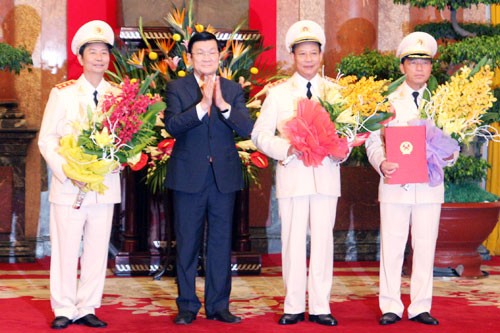 Chủ tịch nước Trương Tấn Sang chúc mừng các đồng chí Thứ trưởng Lê Quý Vương, Thứ trưởng Phạm Quý Ngọ, Thứ trưởng Trần Việt Tân được trao quyết định thăng hàm Thượng tướng.