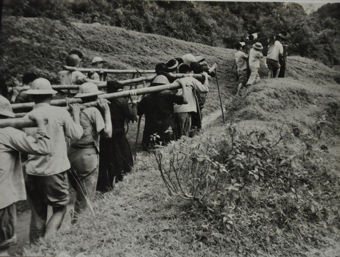 Dân công và bộ đội khiêng phụ tùng xe máy vượt gần 100km để lắp thành xe ô tô phục vụ chiến dịch giải phóng Điện Biên.