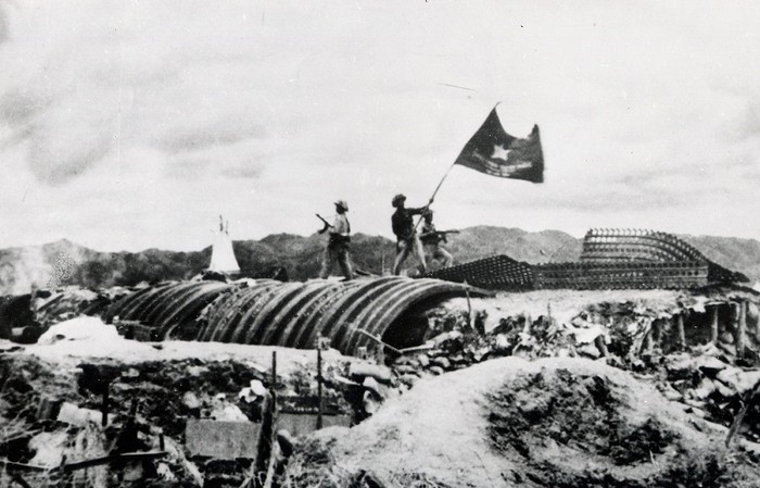 Chiều 7/5/1954, cờ đỏ sao vàng bay trên nóc hầm của Tướng Đờ-CátXtơri. Trong bài thơ &quot;Một chiều hè lịch sử&quot;, Tố Hữu viết: &quot;...Tướng Đờ Cát xin hàng/ Bốt đồn đều san phẳng/ Cờ quyết chiến quyết thắng/ Tung bay trên nóc hầm...&quot;