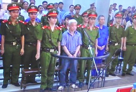 Nguyễn Đức Kiên bị xích chân tại tòa.