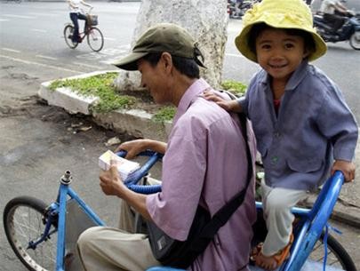 Bán vé số có thu nhập cao? Ảnh: TTO.