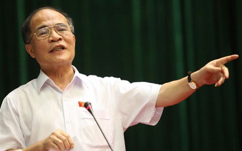 Chủ tịch Quốc hội Nguyễn Sinh Hùng chỉ rõ quyết định của Chánh án TAND TP Hà Nội là vi phạm rất nặng.