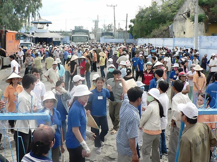 Công nhân Rapexco đình công vào tháng 7/2009 vì những khúc mắc liên quan tới chế độ Bảo hiểm Xã hội. Ảnh: TP.