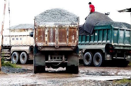 Đoàn xe ben quá tải chở hàng qua quốc lộ 51 đang chờ xuống hàng tại một bến thủy nội địa ở Khu công nghiệp Biên Hòa I. Ảnh: Báo Đồng Nai.