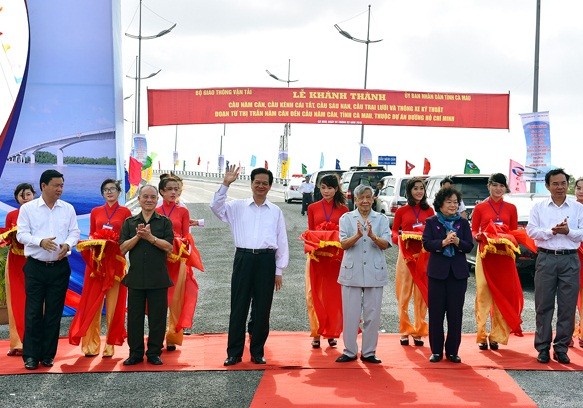 Thủ tướng Nguyễn Tấn Dũng, Bộ trưởng Nguyễn Văn Nên, Bộ trưởng Đinh La Thăng và các cựu lãnh đạo Đảng, Nhà nước cắt băng khánh thành cầu Năm Căn. Ảnh: VGP.