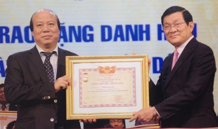 Chủ tịch nước Trương Tấn Sang trao tặng danh hiệu Thầy thuốc nhân dân cho ông Nguyễn Hữu Thành - GĐ Bệnh viện châm cứu Trung ương năm 2014. ảnh: ddk
