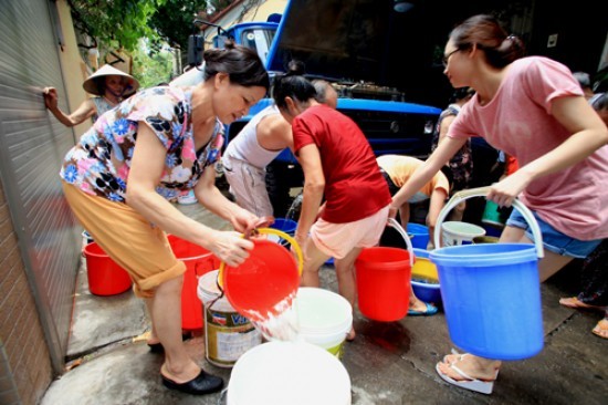 Hình ảnh người dân Thủ đô phải chạy ngược chạy xuôi tìm nước trong mùa hè đã quá quen thuộc. ảnh: LDTD.