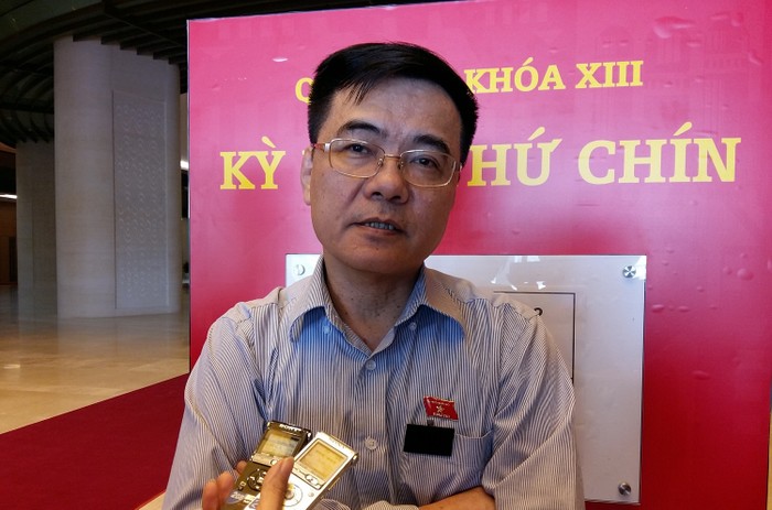 Ông Nguyễn Văn Phúc - Phó Chủ nhiệm Ủy ban Kinh tế Quốc hội trả lời báo chí về nhượng quyền khai thác sân bay, bến cảng ngày 23/5. Ảnh: Ngọc Quang.