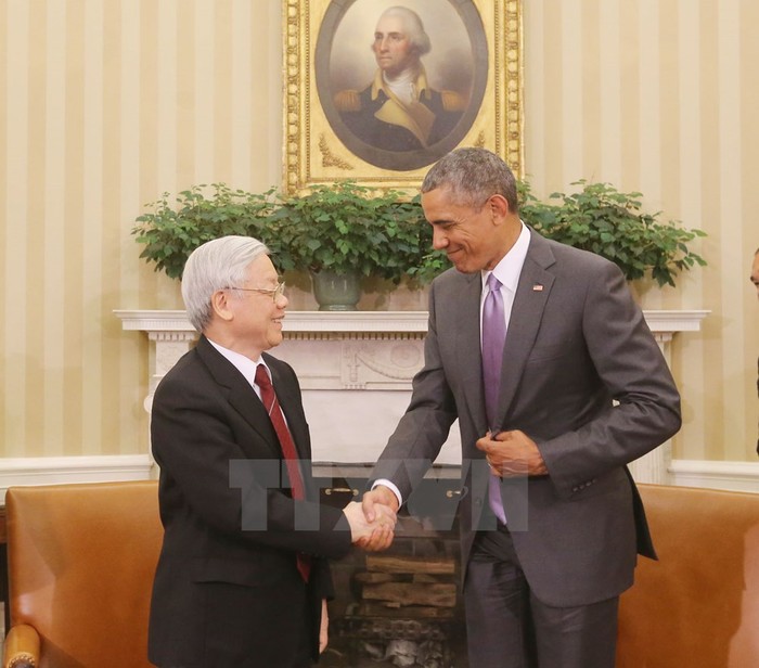 Tổng thống Hoa Kỳ Barack Obama đón Tổng Bí thư Nguyễn Phú Trọng vào sáng 7/7 theo giờ địa phương (tức tối 7/7 giờ Việt Nam), tại phòng Bầu dục ở Nhà Trắng. ảnh: Trí Dũng/TTXVN.