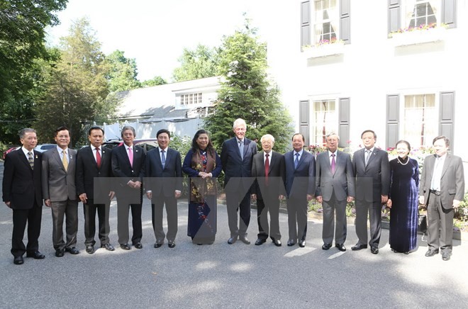 Tổng Bí thư Nguyễn Phú Trọng và cựu Tổng thống Hoa Kỳ Bill Clinton với các thành viên Đoàn cấp cao Việt Nam. (Ảnh: Trí Dũng/TTXVN)