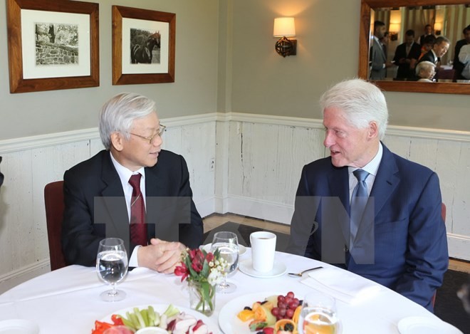 Tổng Bí thư Nguyễn Phú Trọng thăm gia đình cựu Tổng thống Hoa Kỳ Bill Clinton ở ngoại ô thành phố New York, Hoa Kỳ. (Ảnh: Trí Dũng/TTXVN)