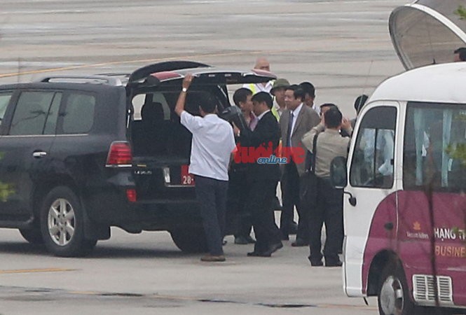 Bộ trưởng Phùng Quang Thanh tươi cười bước xuống máy bay đầu giờ sáng nay (25/7). ảnh: Việt Dũng/Tuổi trẻ.