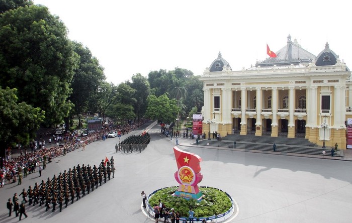 Khối lực lượng vũ trang diễu binh, diễu hành qua Quảng trường Cách mạng Tháng Tám. (Ảnh: TTXVN)