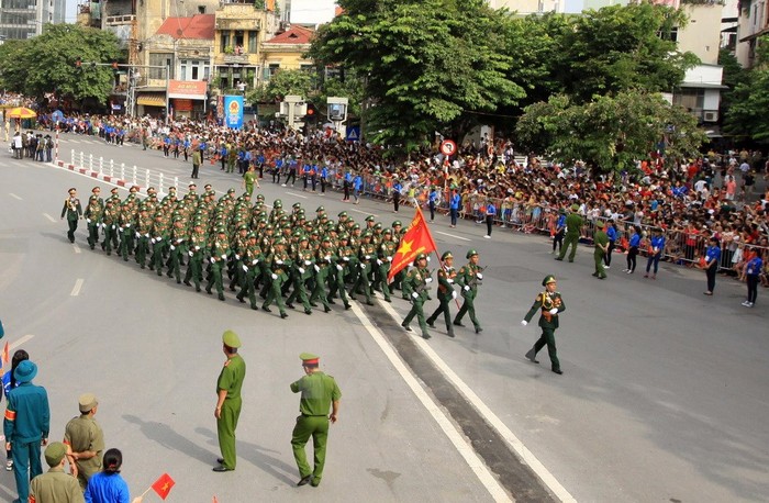 Khối lực lượng vũ trang diễu binh, diễu hành qua Quảng trường Cách mạng Tháng Tám. (Ảnh: TTXVN