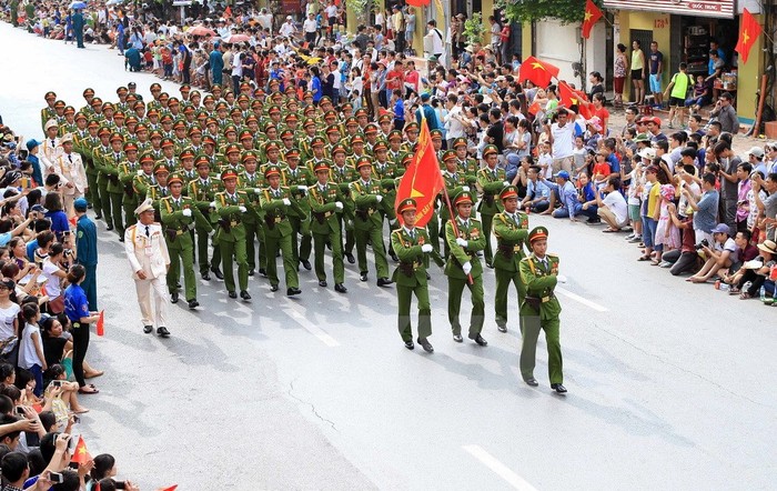 Khối lưc lượng công an diễu binh, diễu hành trên phố Nguyễn Thái Học. (Ảnh: TTXVN)