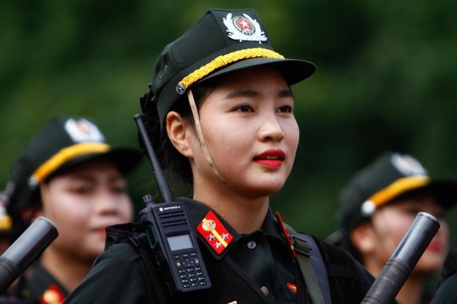 Các chiến sĩ nữ cảnh sát cơ động. ảnh: Nam Trần/Tuổi trẻ.