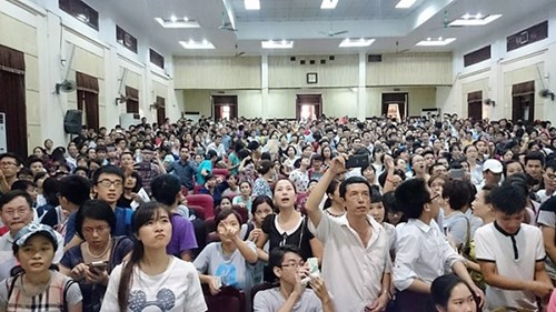 Đến ngày cuối của đợt 1 xét tuyển ĐH 2015, nhiều người vẫn phải chờ trực tại các trường ĐH để tính toán, phán đoán xem có nên rút nộp hồ sơ hay không. ảnh: VTC.