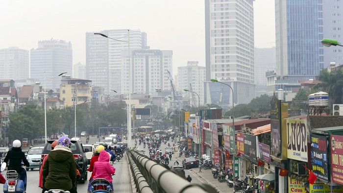 Quá nhiều chung cư cao tầng mọc lên trong một thời gian ngắn tập chung vào các khu vực trung tâm khiến cho hạ tầng giao thông không đáp ứng nổi. ảnh: Báo Thanh Niên.