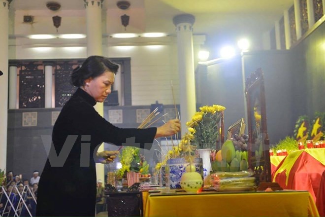 Chủ tịch Quốc hội Nguyễn Thị Kim Ngân viếng các liệt sĩ. ảnh: Minh Sơn/TTXVN.