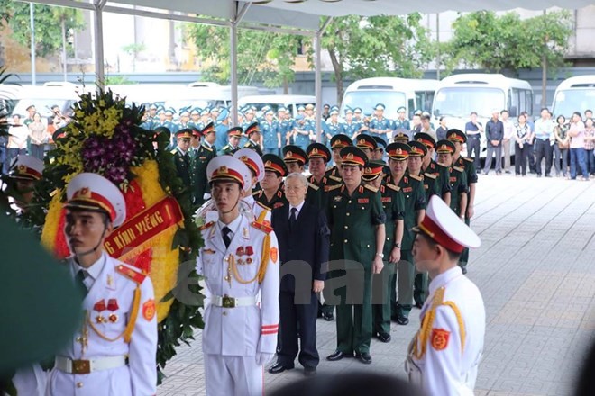 Tổng bí thư Ban chấp hành Trung ương Đảng Nguyễn Phú Trọng dẫn đầu đoàn lãnh đạo cấp cao vào viếng các liệt sĩ. ảnh: Minh Sơn/TTXVN.