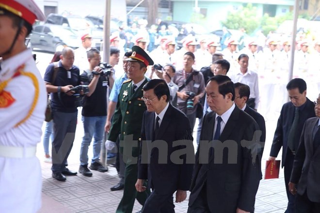 Chủ tịch nước Trần Đại Quang và nguyên Chủ tịch nước Trương Tấn Sang tại lễ viếng. ảnh: Minh Sơn/TTXVN.