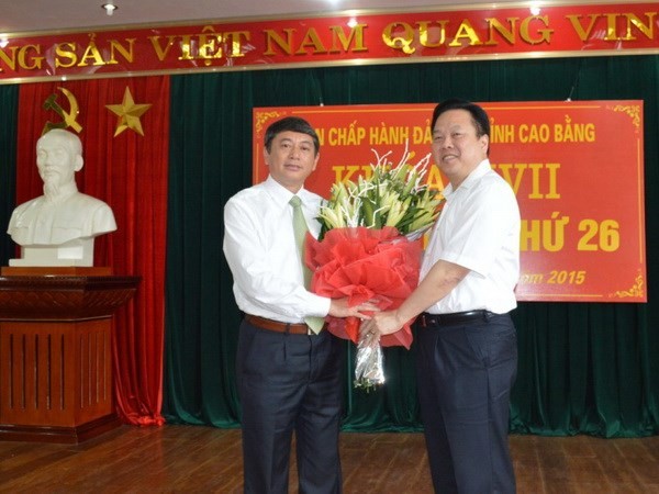 Ông Hoàng Xuân Ánh (trái) giữ chức Chủ tịch UBND tỉnh Cao Bằng. ảnh: Báo Cao Bằng.