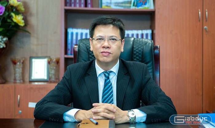 TS.Nguyễn Thanh Tùng chia sẻ, trước khi quyết định vào trường đại học nào, thí sinh nên tìm hiểu tỉ mỉ về cách đào tạo của trường đó và cần tham khảo những người có kinh nghiệm. ảnh: Ngọc Quang.