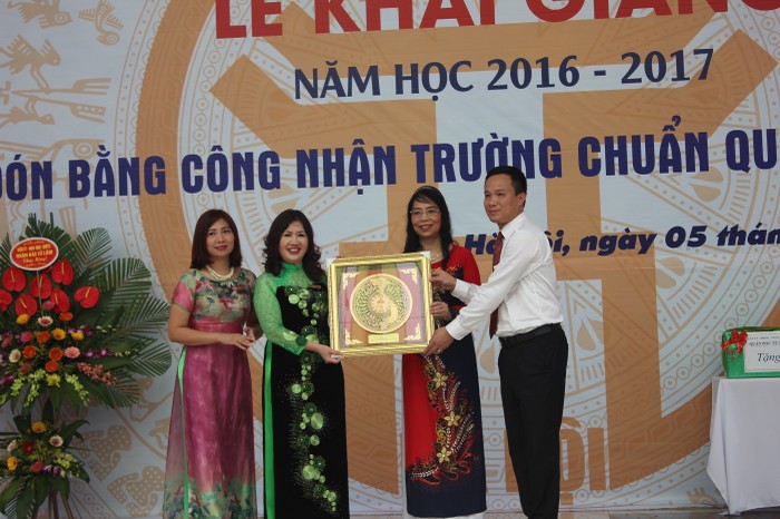 Danh hiệu trường chuẩn quốc gia mức độ 2 là thành quả xứng đáng sau nhiều năm nỗ lực của thầy và trò Trường Tiểu học I-Sắc-Niu-Tơn. ảnh: LBD.