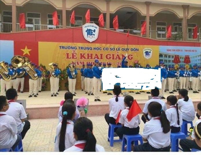 Màn biểu diễn khai giảng dùng nhạc và chữ nước ngoài được độc giả gửi đến Báo GDVN. Phần chữ kiểu tượng hình trên băng rôn đã được chúng tôi che đi.