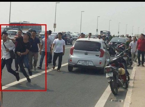 Cần phải xử lý nghiêm minh những người đã đuổi đánh phóng viên Quang Thế trên cầu Nhật Tân. ảnh: HN