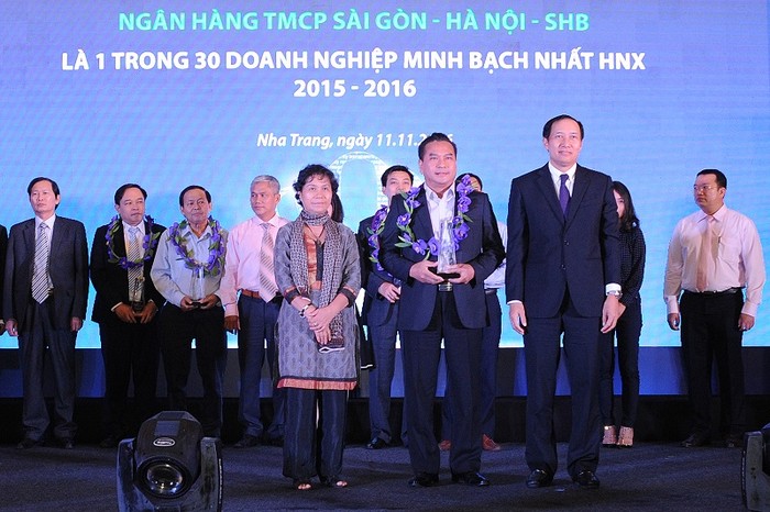 Ông Võ Đức Tiến - Thành viên HĐQT độc lập SHB nhận chứng nhận Top 30 doanh nghiệp minh bạch HNX 2015 - 2016. ảnh: shb.