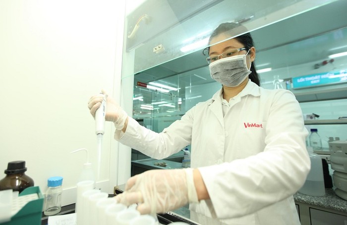 Đặc biệt, đây cũng là phòng kiểm nghiệm an toàn thực phẩm đầu tiên của Việt Nam được đầu tư hệ thống thiết bị khối phổ phân giải cao (LC-QTOF) để phân tích phát hiện các hóa chất, kháng sinh, thuốc bảo vệ thực vật, độc tố chưa biết trong mẫu thực phẩm.