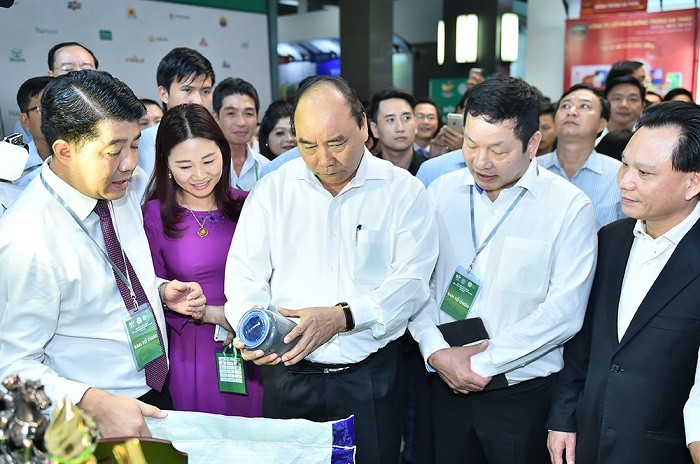 Thủ tướng thăm quan các sản phẩm nông nghiệp công nghệ cao. ảnh: CGP.
