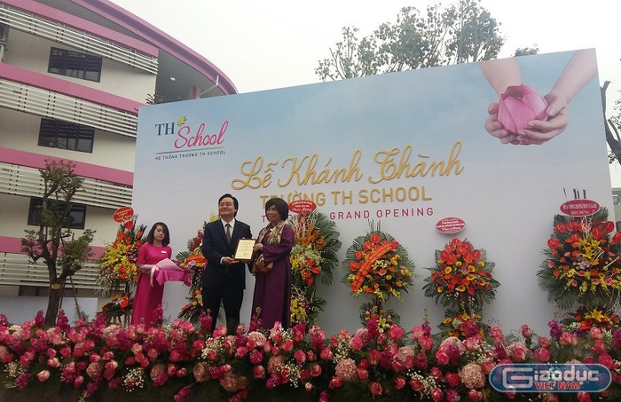 GS.TS Phùng Xuân Nhạ - Bộ trưởng Bộ Giáo dục và Đào tạo chúc mừng doanh nhân Thái Hương trong buổi lễ khánh thành Trường TH School. ảnh: Ngọc Quang