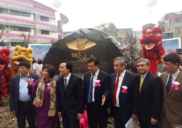 Nữ doanh nhân Thái Hương chia sẻ về tầm nhìn khi sáng lập nên TH School: &quot;Chúng ta hãy xây dựng TH School bằng trái tim và tấm lòng người mẹ, bằng sự truyền thụ nền giáo dục tiên tiến của thế giới và tinh hoa Việt Nam học&quot;.