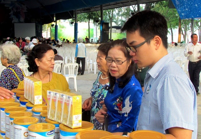 Người cao tuổi quan tâm tìm hiểu về các sản phẩm dinh dưỡng của Vinnamilk.